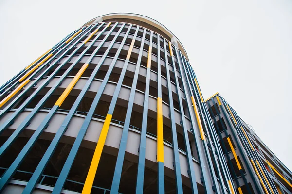 Aparcamiento Ciudad Estacionamiento Forma Nuevo Edificio Moderno Pintado Colores Brillantes — Foto de Stock