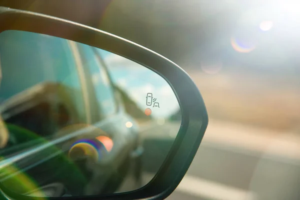 Датчик Моніторингу Сліпих Плям Бічному Дзеркалі Сучасного Автомобіля — стокове фото