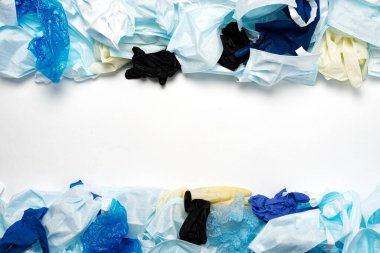 Kullanılmış kişisel koruma ekipmanları PPE, eldivenler, tek kullanımlık maskeler, tıbbi işçilerin ayakkabı kılıfları. COVID-19 salgınından sonra atık kirliliği.