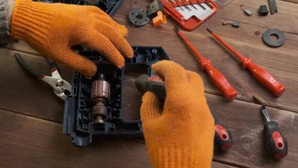 Reparatur Von Elektrowerkzeugen Details Elektrogeräten Und Reparaturwerkzeugen Auf Einem Holztisch — Stockvideo