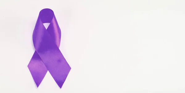白色背景上的紫色提高认识带 防癌挑战 — 图库照片