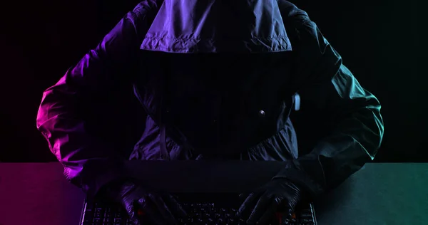 Cibercriminoso Hacker Luvas Mãos Teclado Laptop Figura Escura Hacker Fundo — Fotografia de Stock