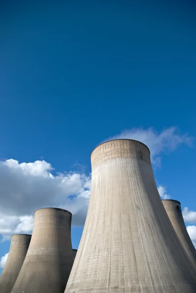 Hűtőtornyok egy szén erőmű ellen, blue sky — Stock Fotó