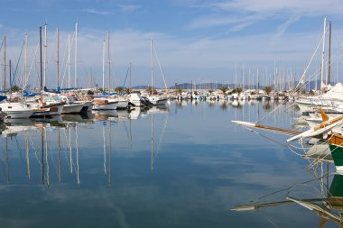 Yelkenli Yatlar alghero marina, Sardunya, İtalya