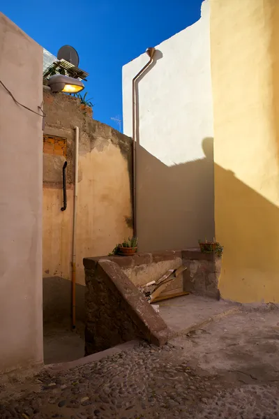 Escena callejera en el colorido casco antiguo de Bosa, Cerdeña, Italia — Foto de Stock