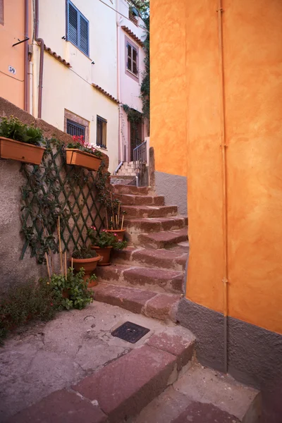 Δρόμου σκηνή στην πολύχρωμη παλιά πόλη της bosa, Σαρδηνία, Ιταλία — Φωτογραφία Αρχείου