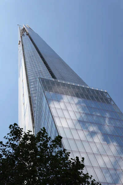 The Shard, diseñado por Renzo Piano, es un rascacielos de 95 plantas en Londres. — Foto de Stock