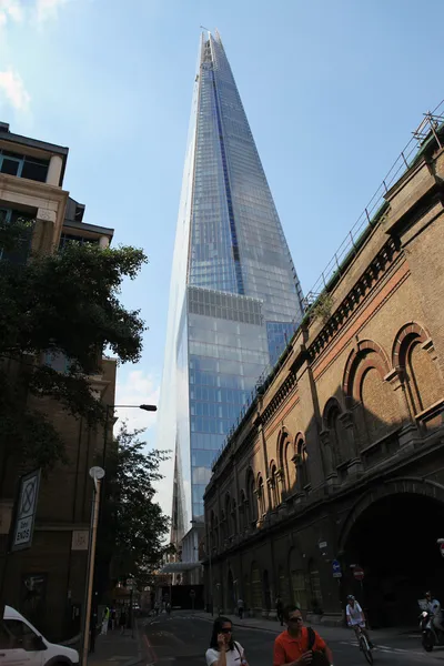 碎玻璃片上，由皮亚诺，设计是在伦敦 95 层摩天大楼 — 图库照片