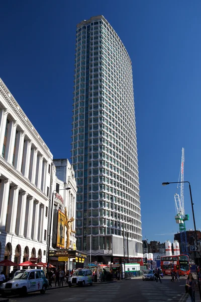 Mittelpunkt ist ein beträchtliches Bürogebäude aus Beton und Glas im Zentrum Londons, England, Großbritannien — Stockfoto