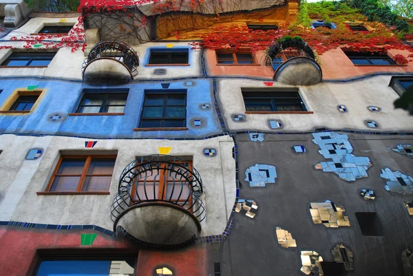 Вирізняють House (Hundertwasserhaus) є житловому будинку у Відні — стокове фото