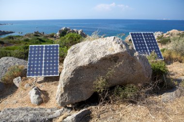 güneş panelleri deniz kenarı
