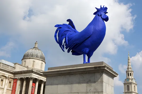 The new Fourth Plinth commission, Cock by Katharina Fritsch was unveiled on 25 July 2013 in Trafalgar Square, London. — Stock Photo, Image