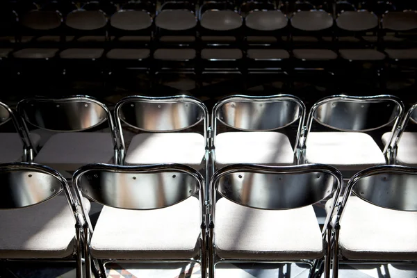 Rows of folding metal chairs — Stock Photo, Image