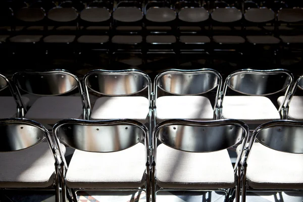 Lignes de chaises pliantes en métal — Photo