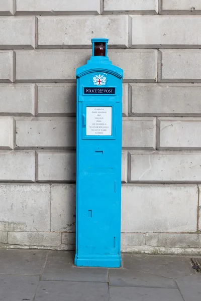 Ein Originaltelefon der Polizei, kostenlos für die Öffentlichkeit, auf den Straßen Londons. — Stockfoto