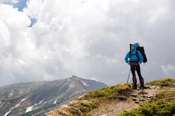 Chica excursionista con mochila —  Fotos de Stock