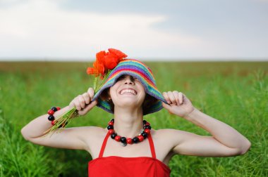 haşhaş ile genç gülümseyen güzel kız