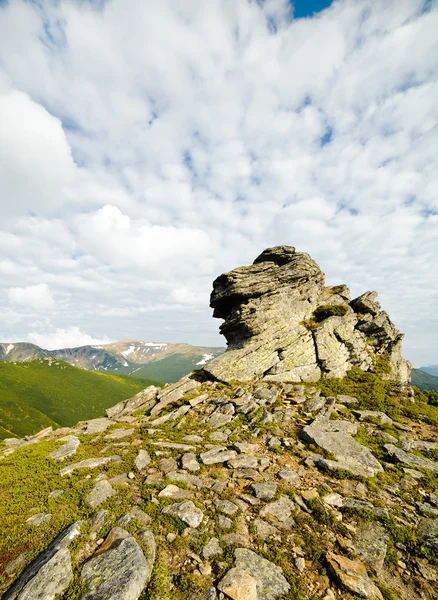 Grande rocha em um fundo de montanhas — Fotografia de Stock