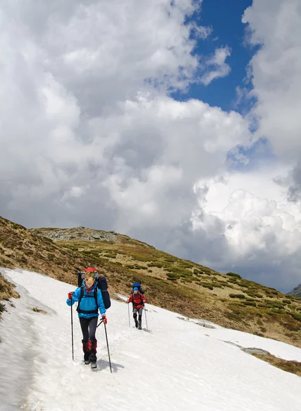 Hiking in spring mountains — Stock Photo, Image