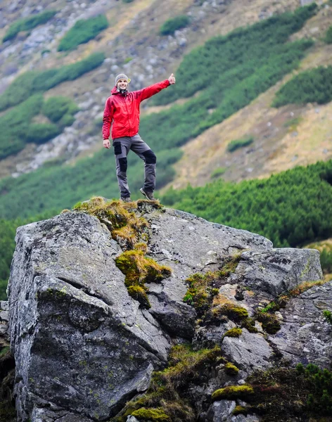 Turista feliz em montanhas — Fotografia de Stock