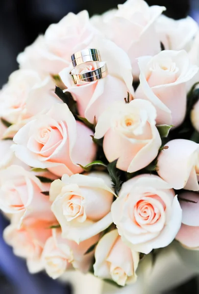 Wedding rings and roses — Stock Photo, Image