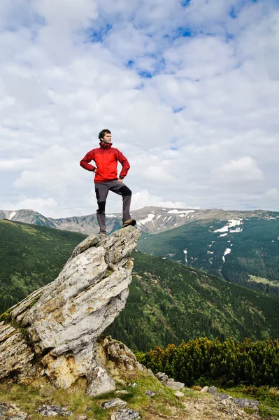 Dağlarda turist — Stok fotoğraf