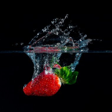 Çilek suya düşüyor.