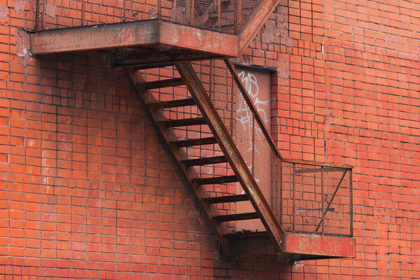 Пожарная лестница со стороны здания
