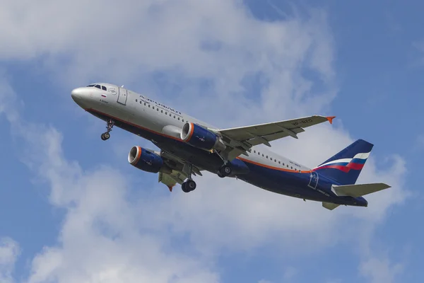 30 de mayo de 2013, Aeropuerto Internacional de Riga, RIX, Aeroflot avión — Foto de Stock