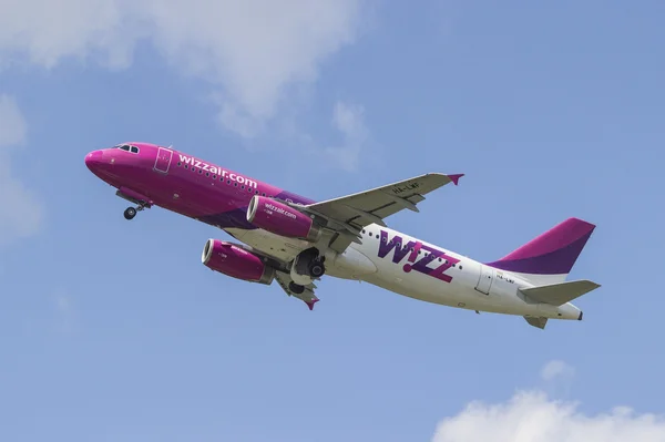 lehet, 30, 2013, riga nemzetközi reptere, rix, a wizzair airbus A320 típusú repülőgéppel