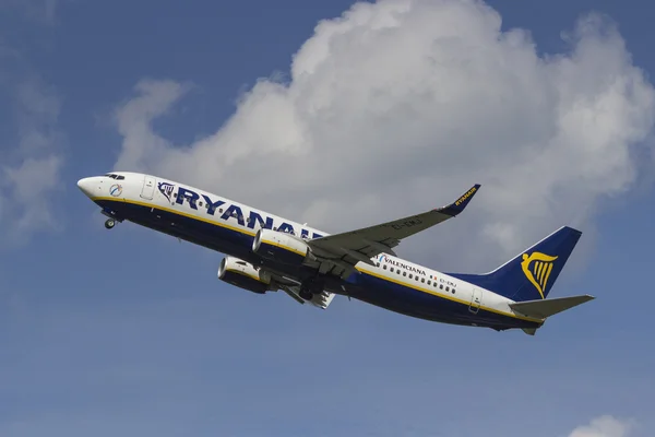 30 мая 2013 года, Международный аэропорт Рига, самолет RIX, Ryanair — стоковое фото