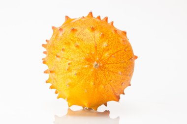 kiwano kavun beyaz zemin üzerine