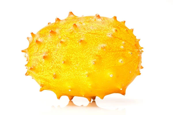 Melone di Kiwano su sfondo bianco — Foto Stock