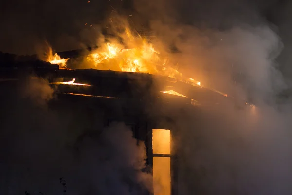 Жилой дом в огне, полностью вовлечен — стоковое фото