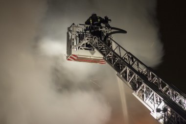 İtfaiyeciler iş başında.