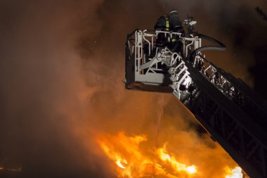 İtfaiyeciler iş başında.