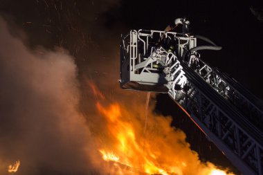 İtfaiyeciler iş başında.