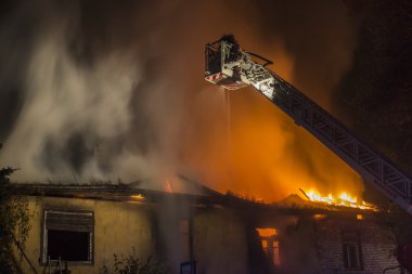 İtfaiyeciler iş başında.