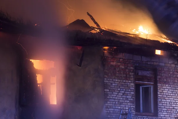 Maison résidentielle en feu, entièrement impliquée — Photo