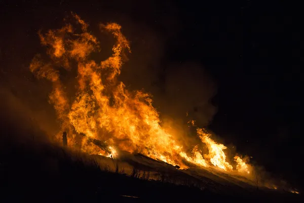 Maison résidentielle en feu, entièrement impliquée — Photo