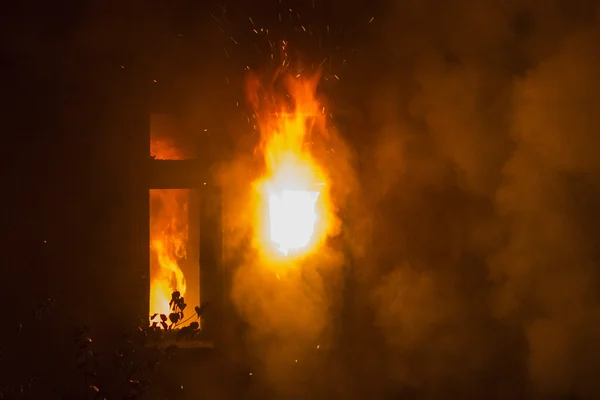 Residencial casa en llamas, totalmente involucrado — Foto de Stock