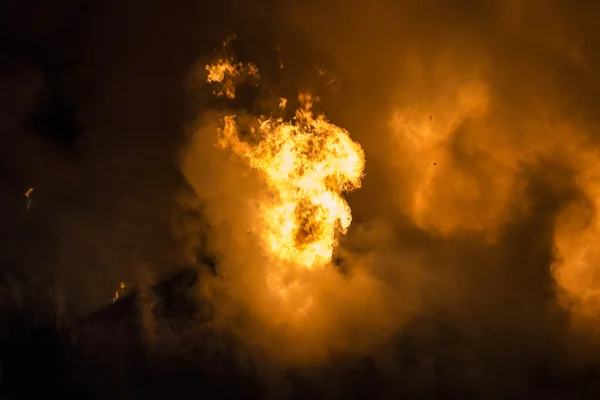 Maison résidentielle en feu, entièrement impliquée — Photo