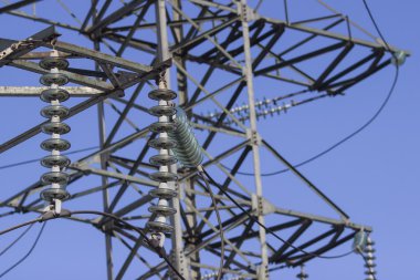 yüksek gerilim iletim pilon mavi gökyüzü arka plan üzerinde