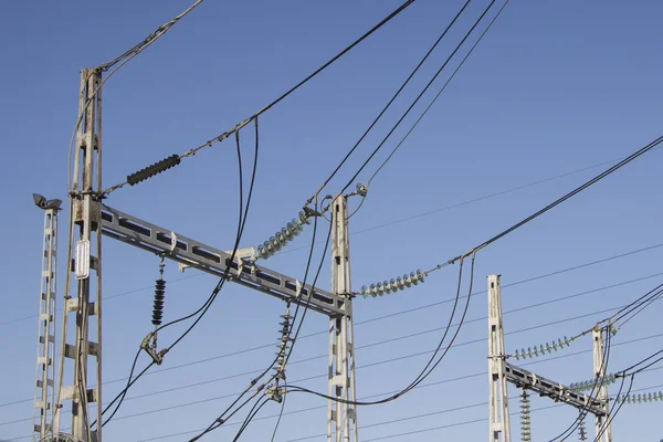 Pylon de transmissão de alta tensão no fundo do céu azul — Fotografia de Stock