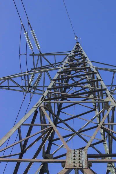 Pylon de transmissão de alta tensão no fundo do céu azul — Fotografia de Stock