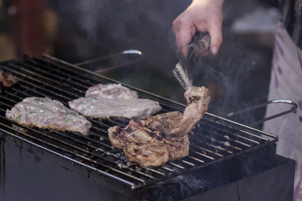 Bife de carne na grelha com chamas — Fotografia de Stock