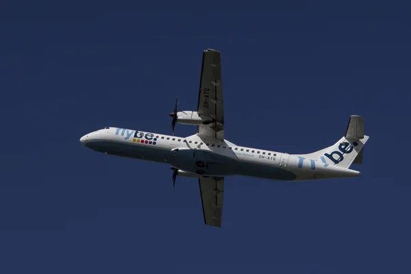 30 мая 2013 года, Международный аэропорт Рига, RIX, FlyBe Nordic, ATR-72-500 — стоковое фото