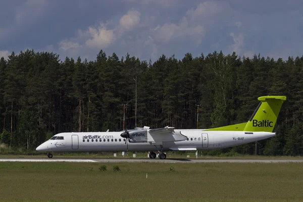 30 мая 2013 года, Международный аэропорт Рига, RIX, Air Baltic, De Havilland Canada D8-402Q Dash 8 — стоковое фото