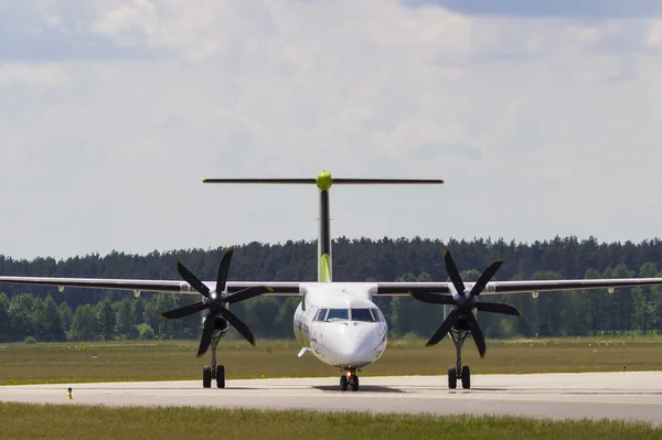 Avión de pasajeros en la pista — Foto de Stock