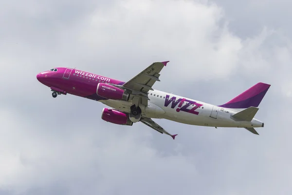 May, 30th, 2013, Riga International Airport, RIX, Wizzair, Airbus A320 — Stock Photo, Image